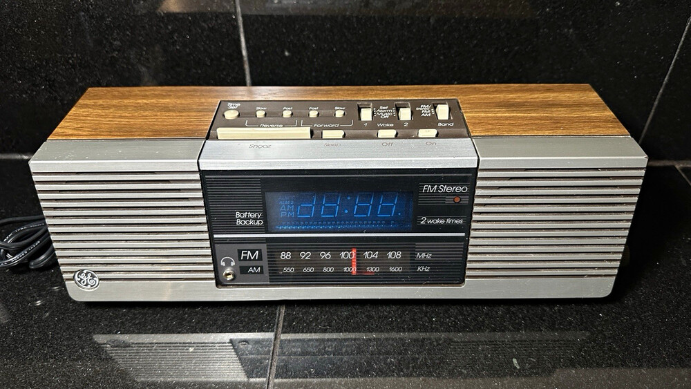 VINTAGE General Electric GE 7-4945A AM/FM FM Stereo Dual Alarm Woodgrain TESTED